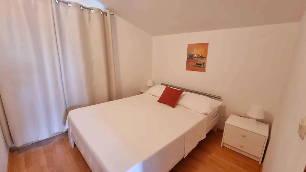 Apartment Vir 10 0*,
